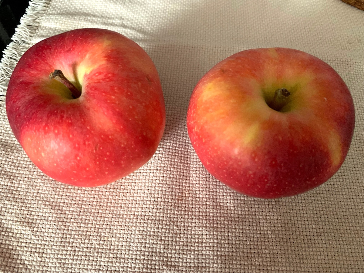 Due mele rosse